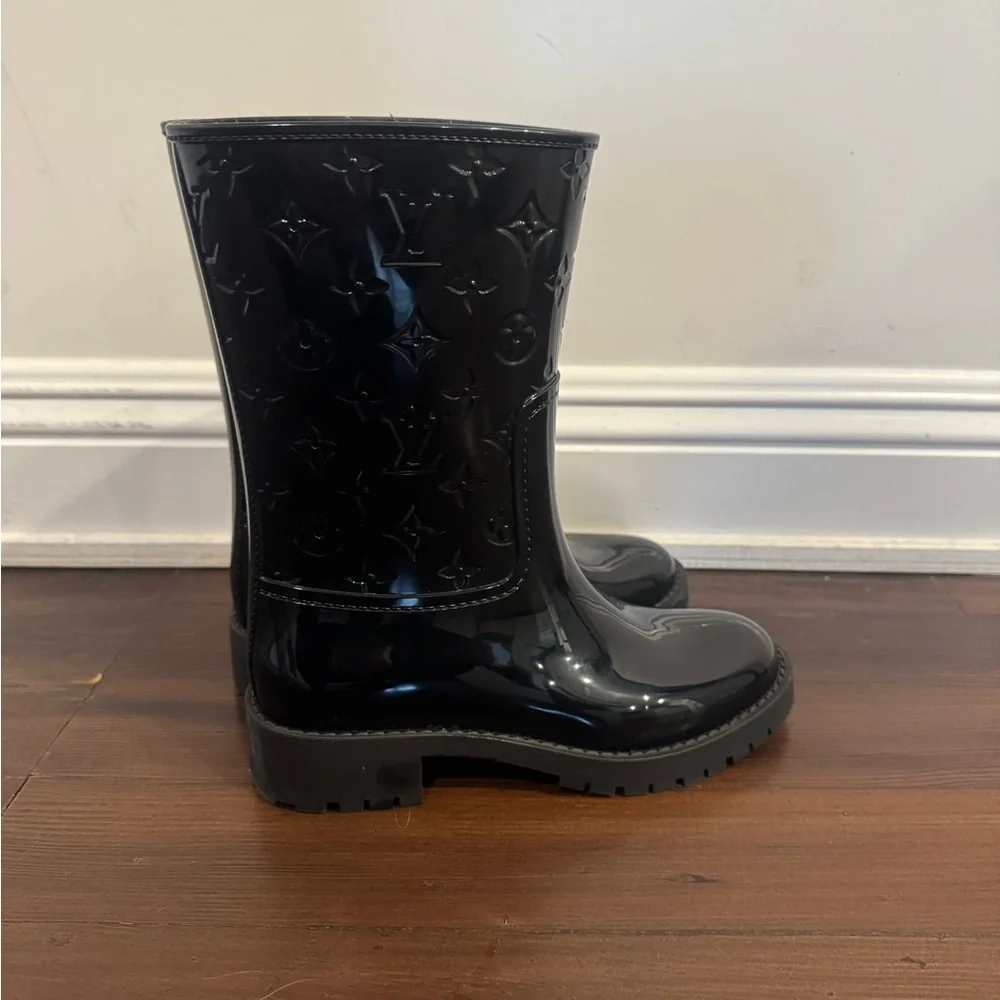 Louis Vuitton authentic rain boots   size 37  worn twice light scuffs on soles